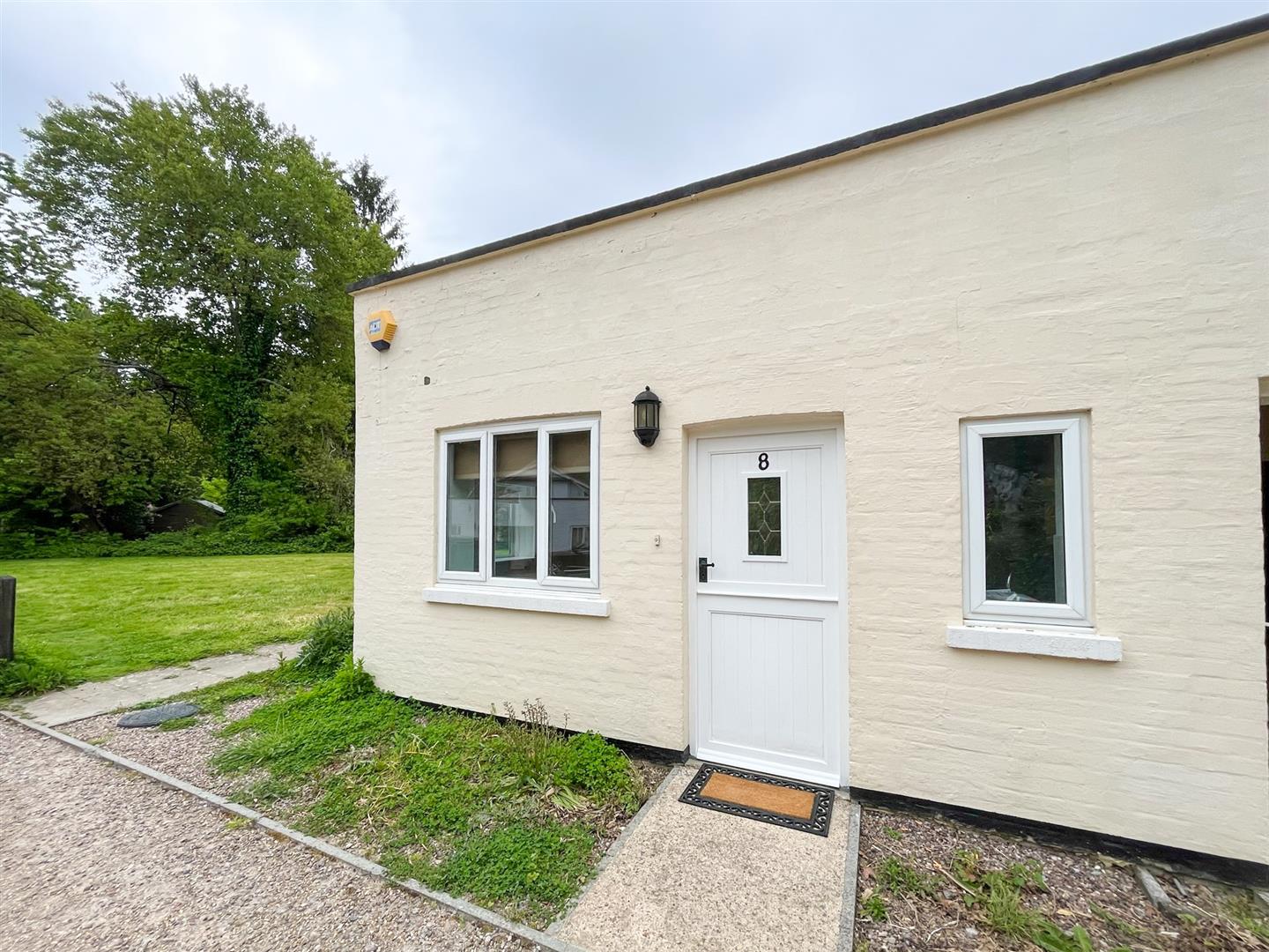 1 bed property in Tower Cottages, Esher